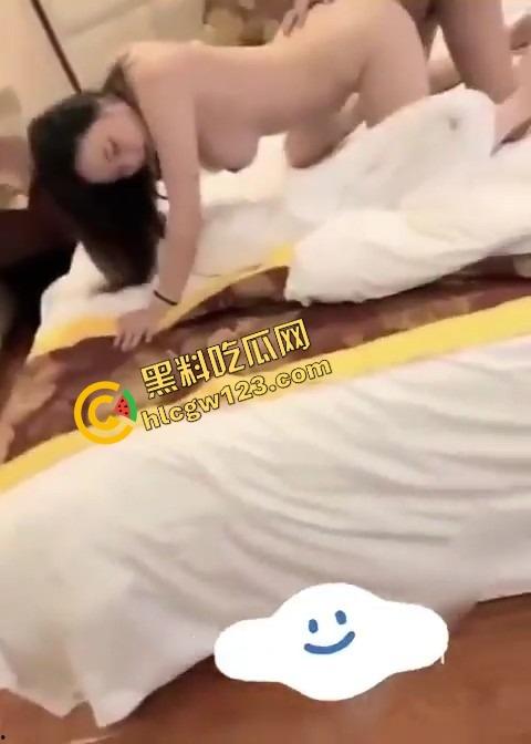 绍兴绿帽老哥带老婆约炮单男，结果被操到高潮的媳妇反手训他你把嘴闭上，好好看人家操我！-17