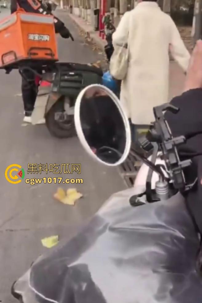 老八婆偷外卖被抓现行,语出惊人耍赖对着镜头吼“外卖小哥看上我了,相中我B贵不贵”,外卖小哥带着面罩都觉得羞耻!-7