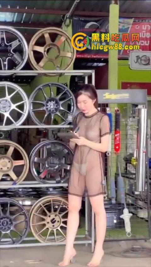 泰国修车店太卷了，黑纱透视丁字裤上阵拉客，这操作比夜店还骚，是不是人妖都看不出来了！-5