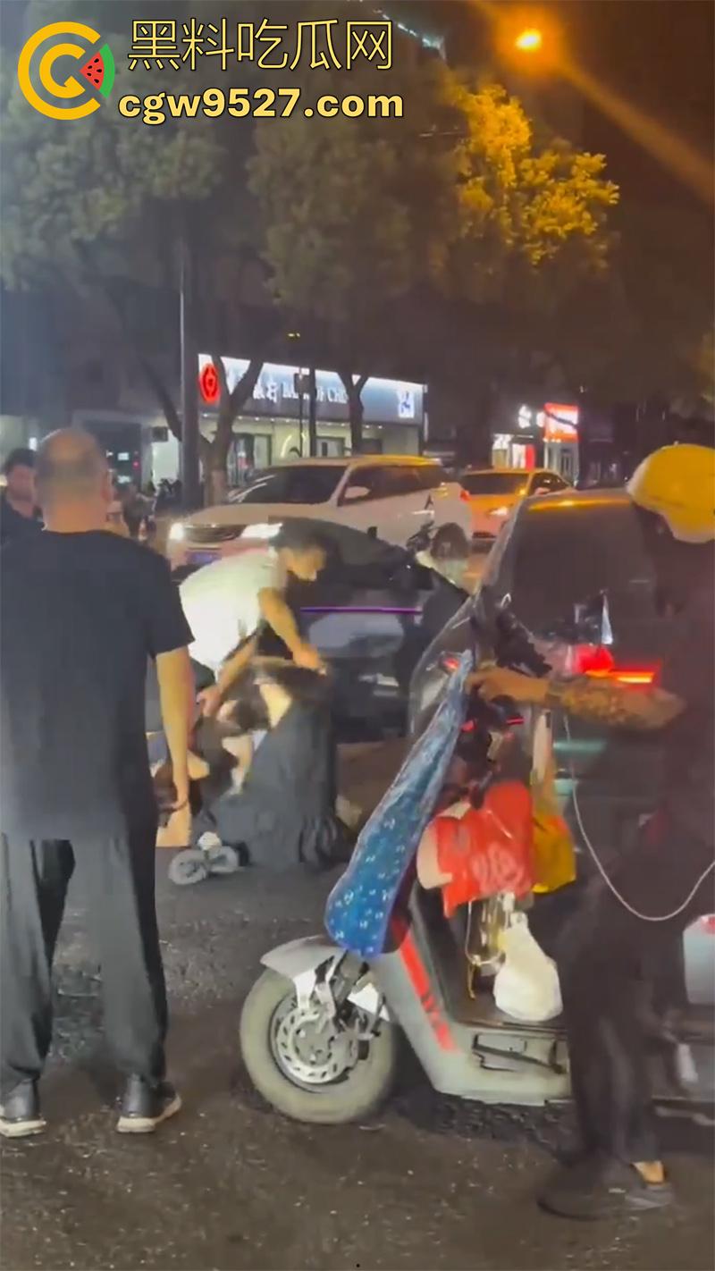 杭州某酒店门口，惊现捉奸名场面，男子抓到老婆出轨，当街疯狂殴打战斗力超群，拳拳到肉怒打奸夫！-1