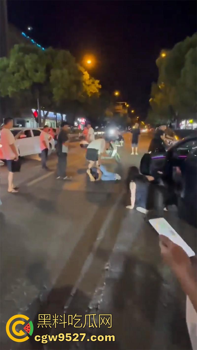 杭州某酒店门口，惊现捉奸名场面，男子抓到老婆出轨，当街疯狂殴打战斗力超群，拳拳到肉怒打奸夫！-3