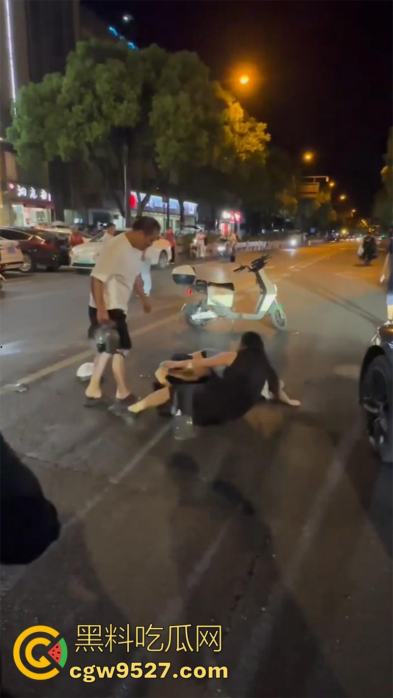 杭州某酒店门口，惊现捉奸名场面，男子抓到老婆出轨，当街疯狂殴打战斗力超群，拳拳到肉怒打奸夫！-5