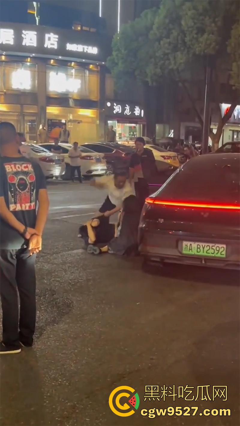 杭州某酒店门口，惊现捉奸名场面，男子抓到老婆出轨，当街疯狂殴打战斗力超群，拳拳到肉怒打奸夫！-7