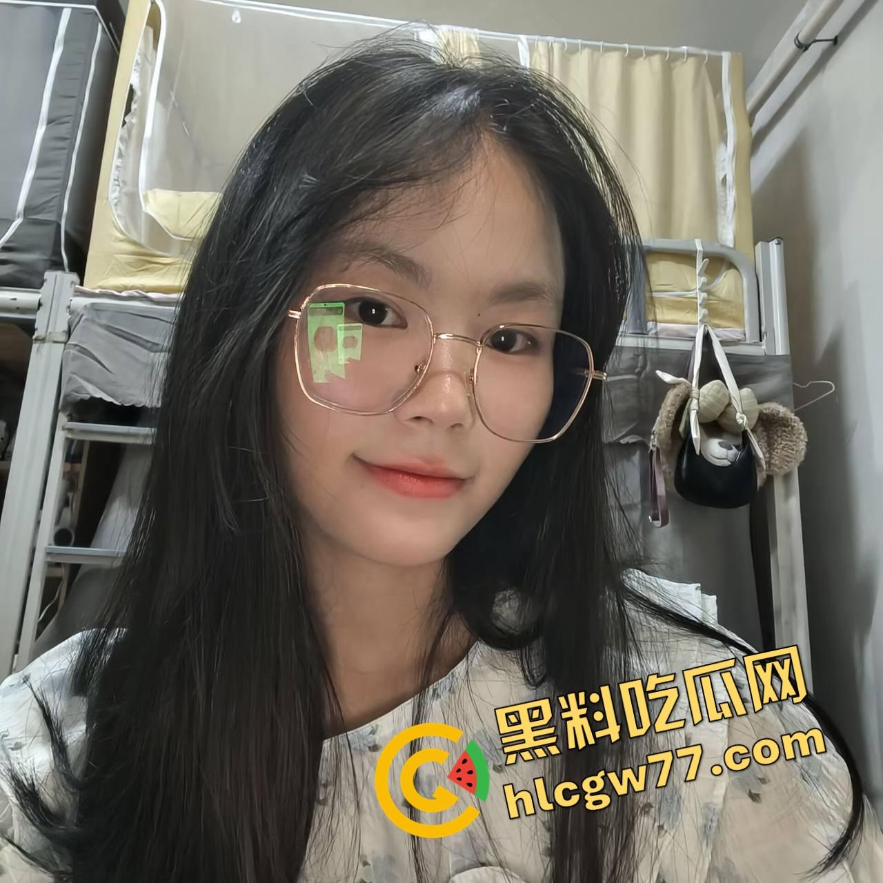 川影兼职小母狗【苏芷妍】为生活费当金主肉便器，每天跪舔口交无套爆操，粉嫩小穴专供内射！-2