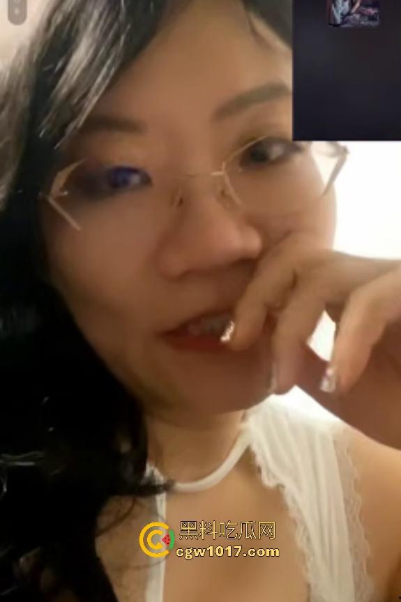 抖音斯文钢琴老师【乐尽奇妙】，白天教琴优雅端庄，晚上开双视角会议，翘屁股勾金主，不仅钢琴弹得好，跳舞也不错！-3