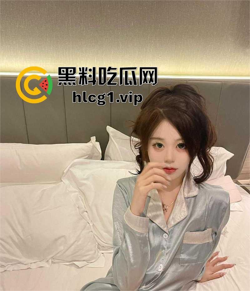 华东师范大三妹张妍霏，白月光外表下的SM狂热，皮带抽打中沉迷快感！-5