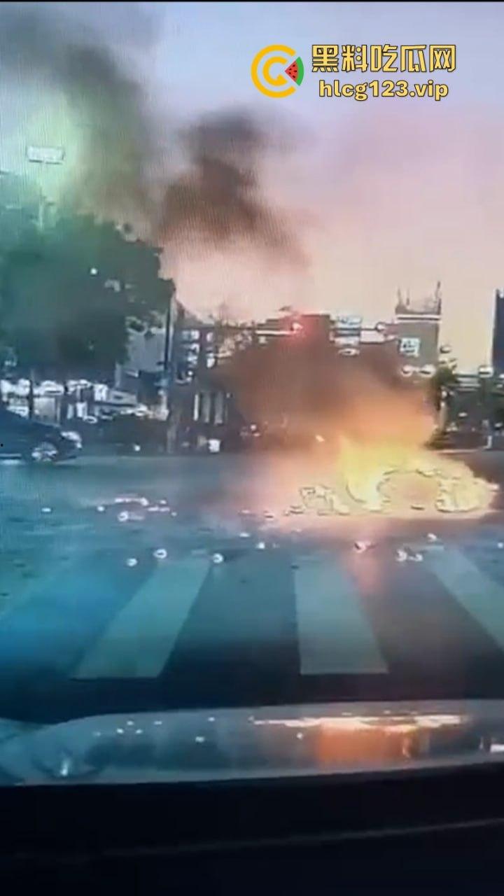 还好“滚”的快深圳龙华区一男子骑电动车突然自燃起火车主翻滚逃生-1