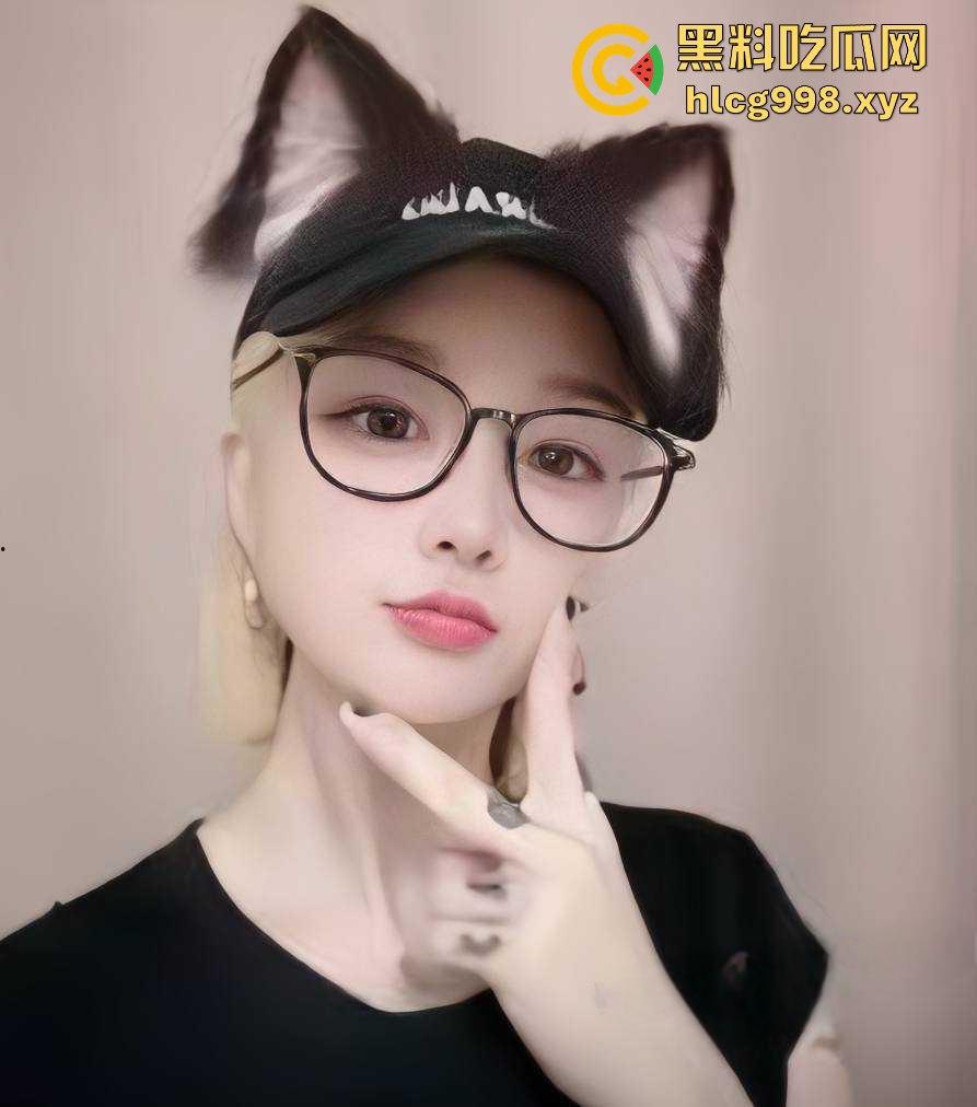 抖音骚鸡『洁哥』陪榜一大哥做爱翻车！穿制服浪摇猛操，刷嘉年华就能约出来当床垫！-3