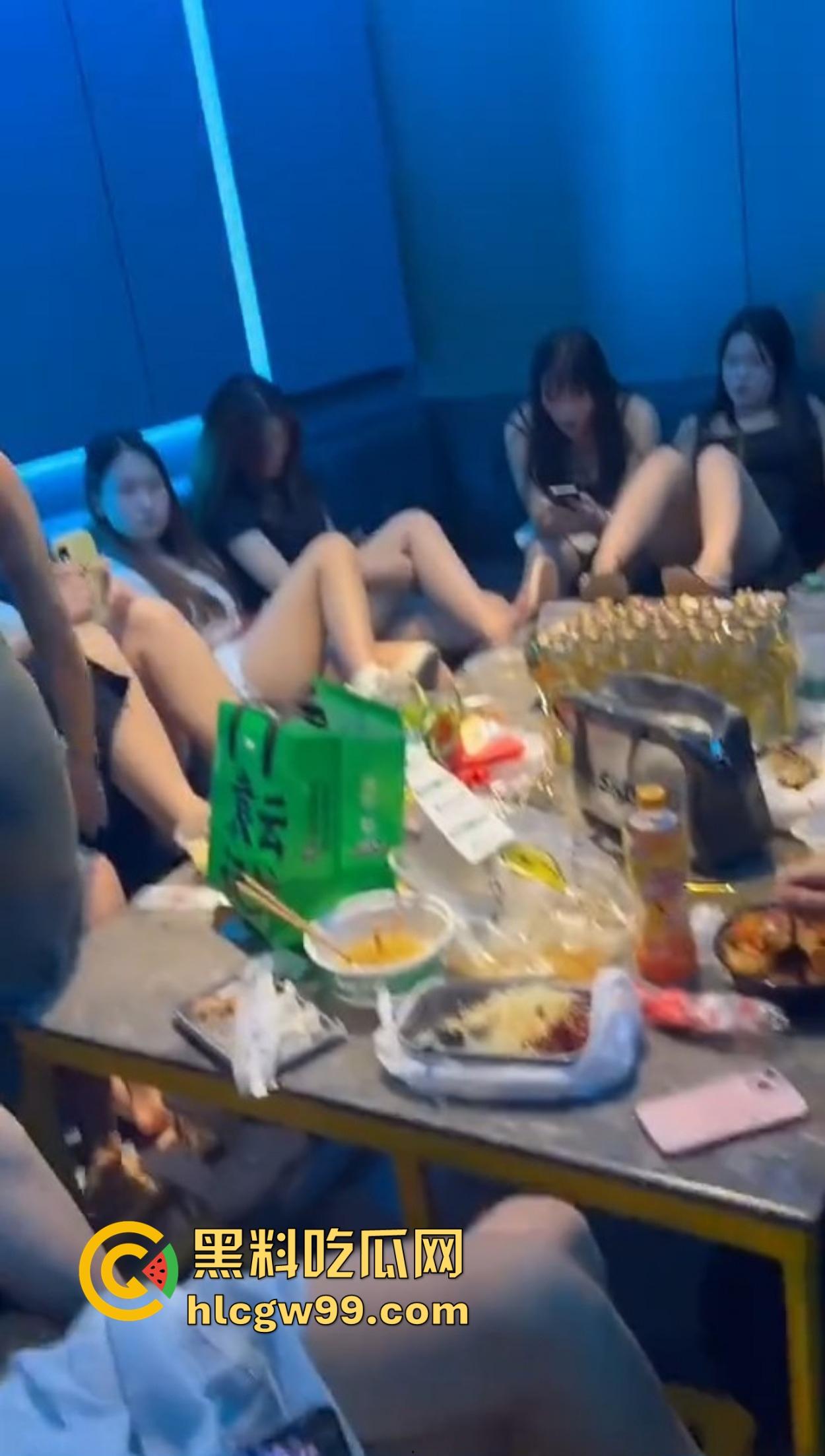 什么地方让你忘掉烦恼？酒不醉人自醉，聊天还能顺便射在大腿上，掏胸给你看还不报警，真是致富的终极动力！-17