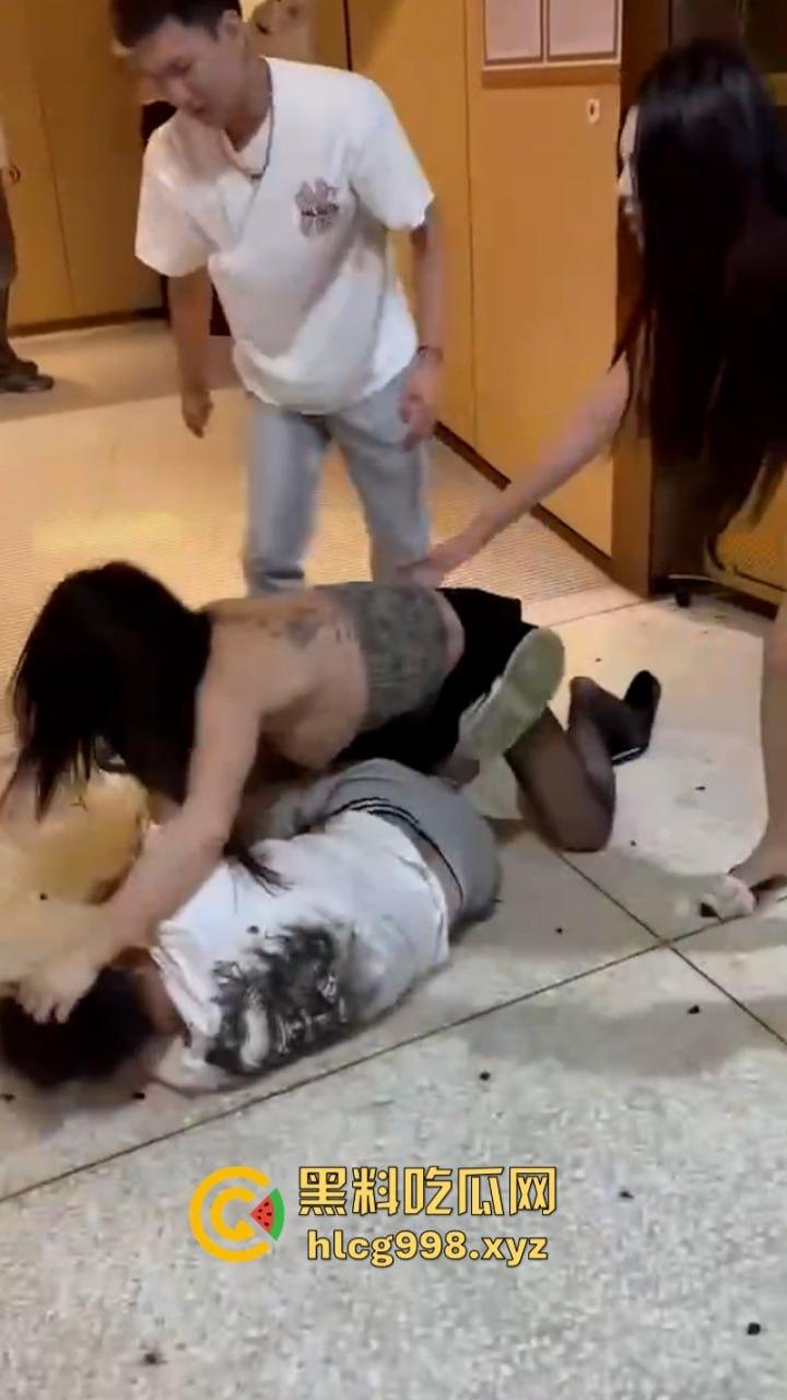 古有梁山孙二娘 今有老娘揍港独！长沙海底捞G杯巨乳伪娘暴打装逼港独男-3