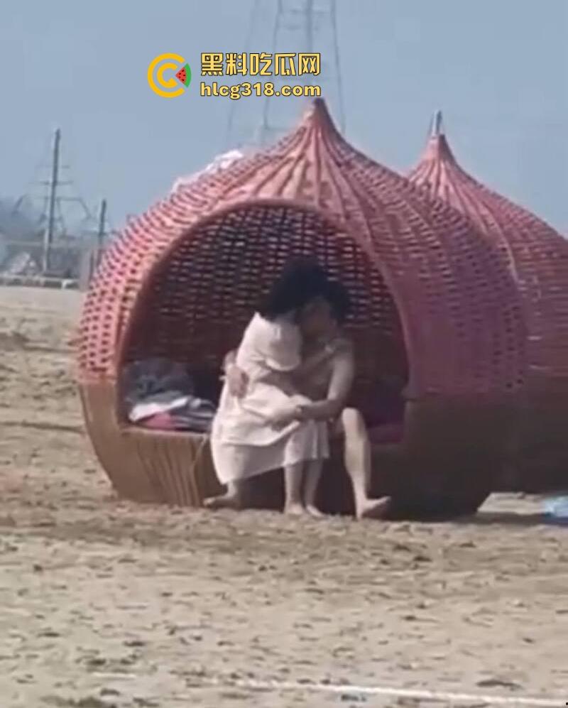 三亚沙滩情侣户外当众野战，精虫上脑被偷拍视若无睹继续干，吹着海风操着自己心爱的女人！-5