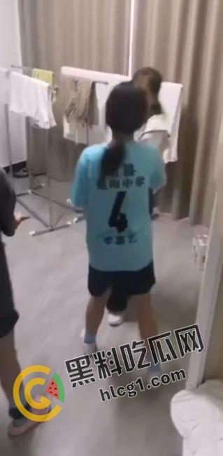 勉县勉阳中学足球队李嘉艺聚集多人霸凌同队李云瑶，人没多大心怎么这么狠，被霸凌者父亲做出霸气回应-2