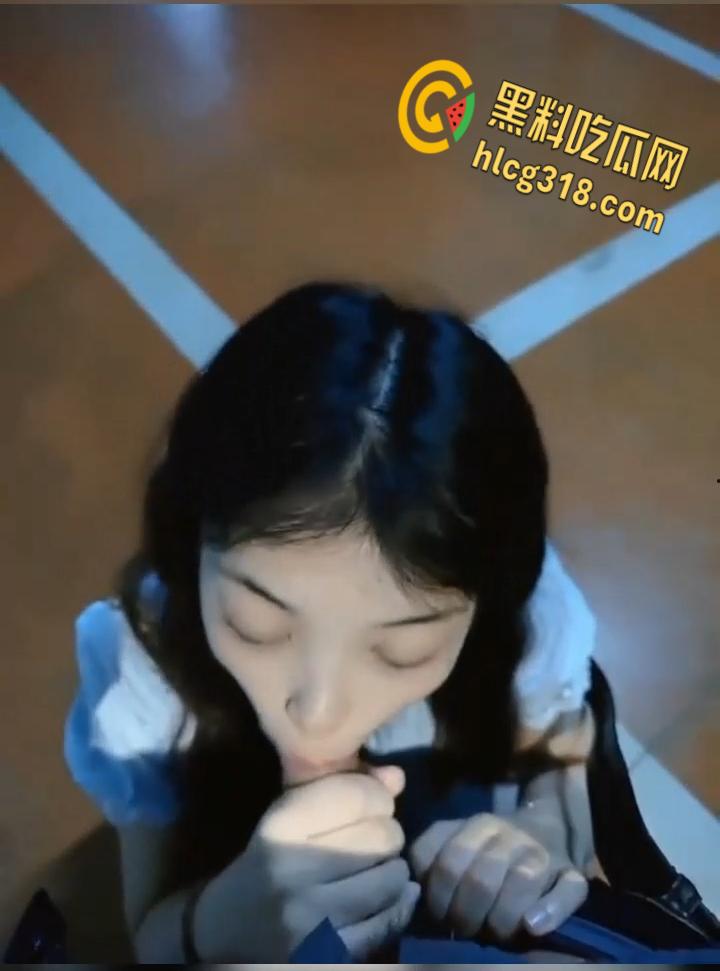 高颜值反差眼镜妹就爱口交，小小的舌头在龟头上打转， 颜射口爆还不舍得松口 !-6