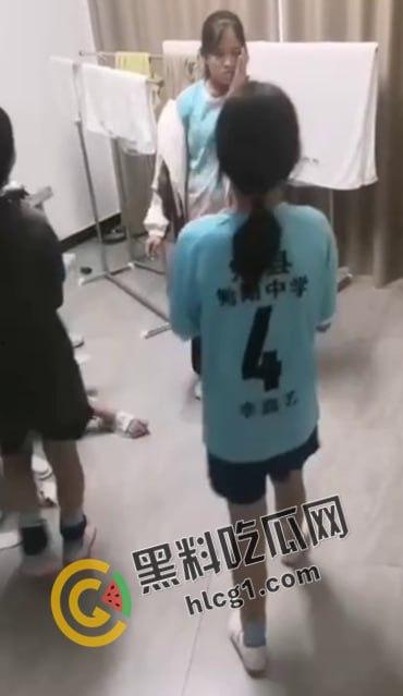 勉县勉阳中学足球队李嘉艺聚集多人霸凌同队李云瑶，人没多大心怎么这么狠，被霸凌者父亲做出霸气回应-3