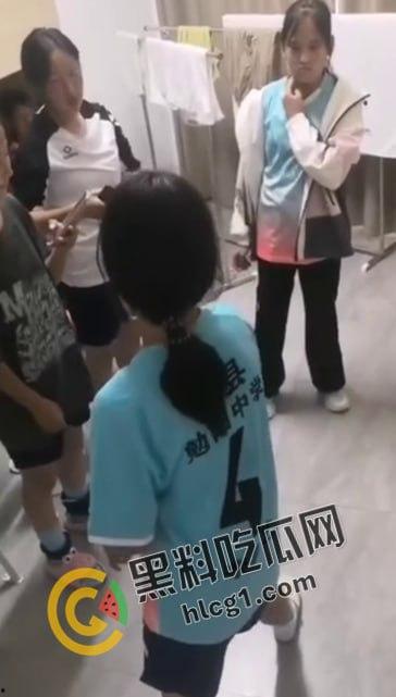 勉县勉阳中学足球队李嘉艺聚集多人霸凌同队李云瑶，人没多大心怎么这么狠，被霸凌者父亲做出霸气回应-4