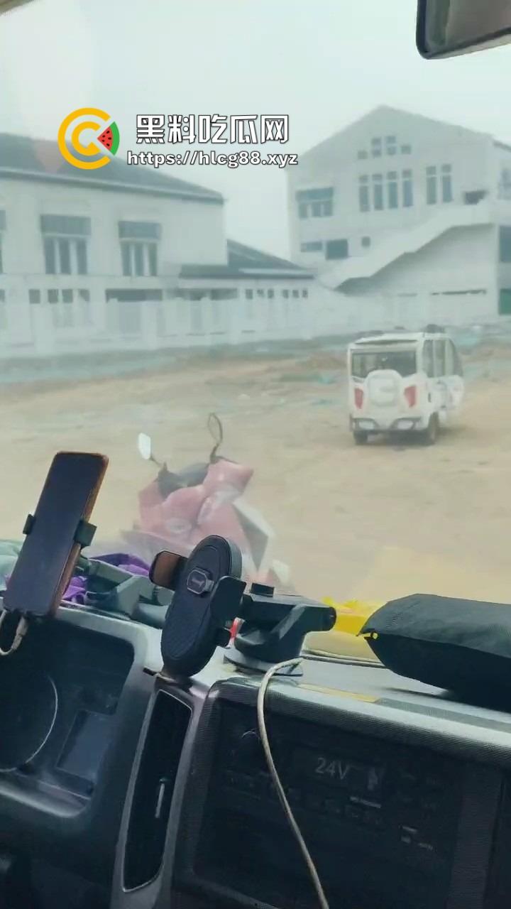 大爷老头乐三蹦子车震操大妈，1分钟干翻大妈让人爽整天，大姐裤子一提骑电驴，满脸淫笑回家做饭！-1