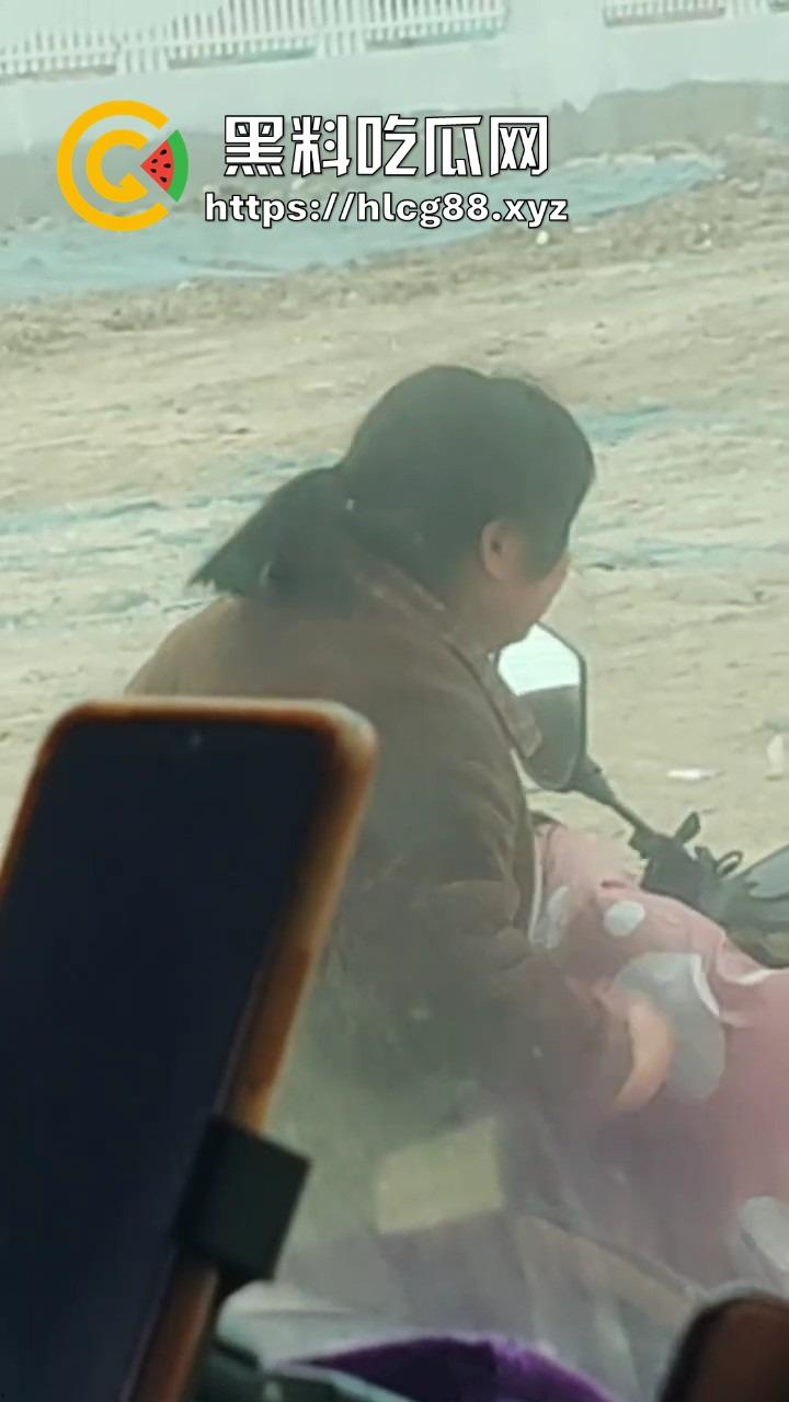 大爷老头乐三蹦子车震操大妈，1分钟干翻大妈让人爽整天，大姐裤子一提骑电驴，满脸淫笑回家做饭！-8