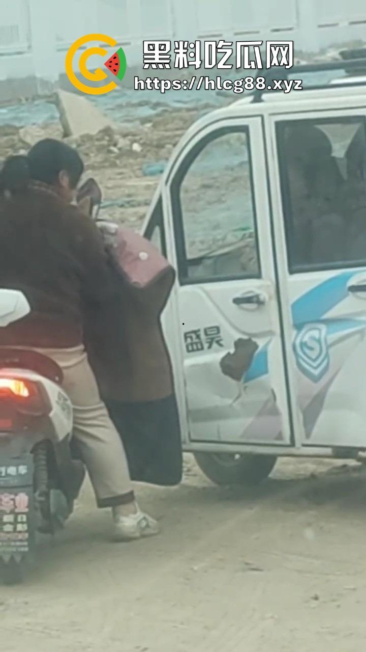 大爷老头乐三蹦子车震操大妈，1分钟干翻大妈让人爽整天，大姐裤子一提骑电驴，满脸淫笑回家做饭！-10