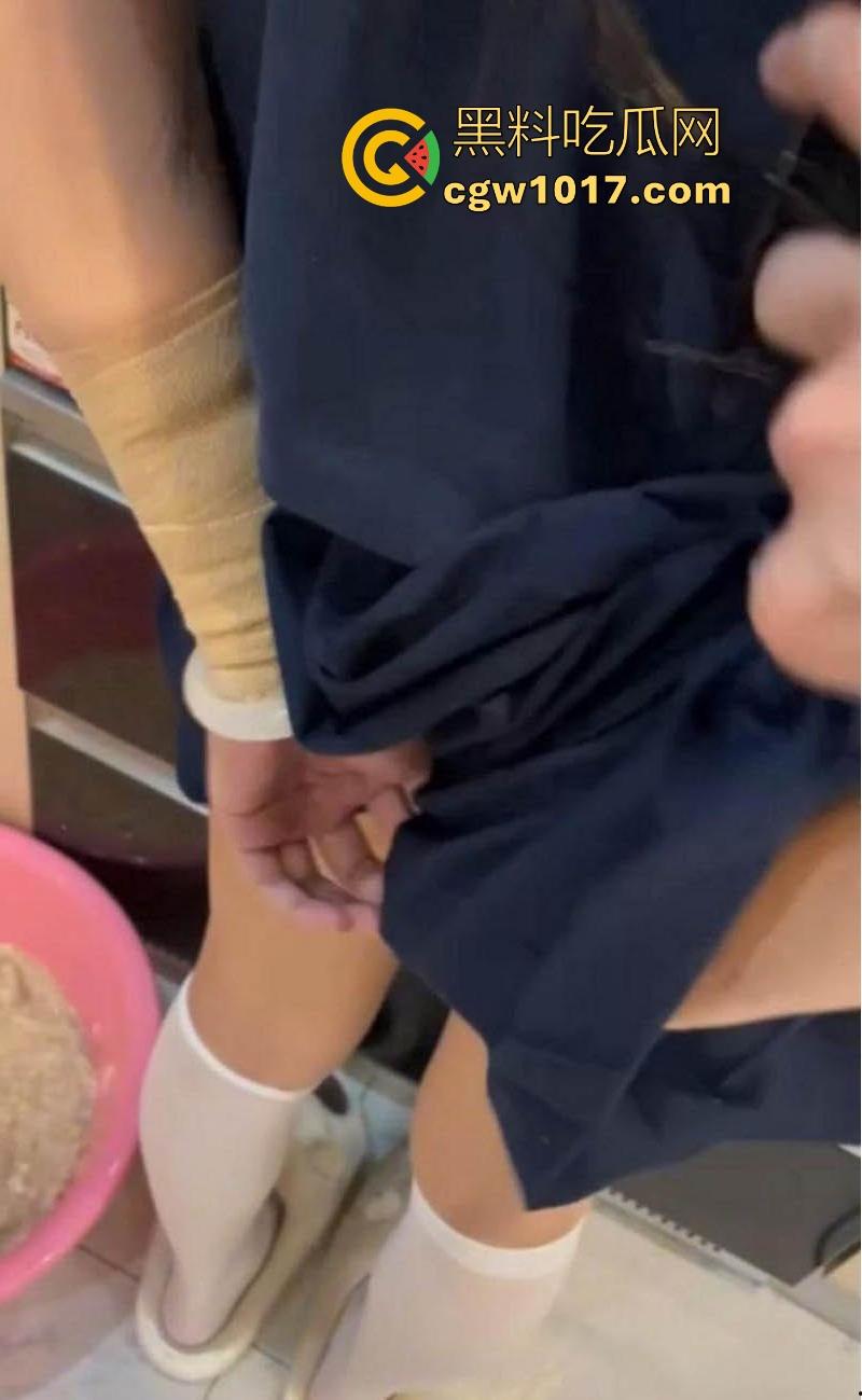 强上半夜在厨房找饭吃的女儿,大屌狠捅粉穴,翘臀高抬美腿夹紧粗壮肉棒撸动,高潮淫水狂喷!-4