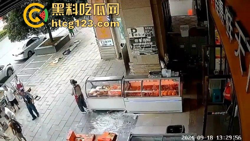 疯狗发狂咬住不放！怀孕母狗突袭小女孩，女孩妈都懵了，幸亏路人群殴才救回命！-8