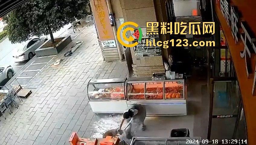 疯狗发狂咬住不放！怀孕母狗突袭小女孩，女孩妈都懵了，幸亏路人群殴才救回命！-10