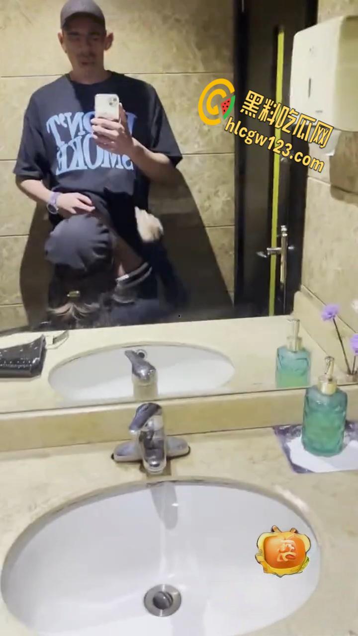 KTV包间里拥吻，衣着暴露的女同学深入短裤抚摸，卫生间激情口交站立后入打桩 ！-4