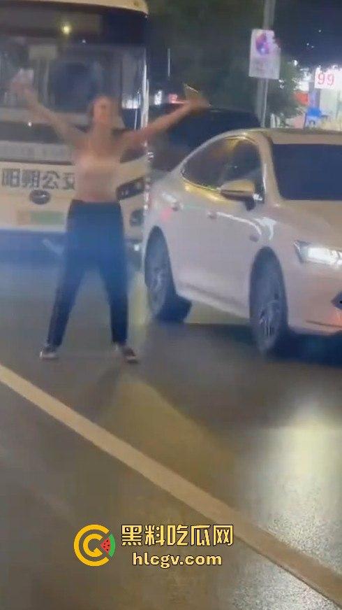 桂林阳朔一女子大马路上失恋大吼！公交车都不敢过，真把自己当西街美景展示了？-6