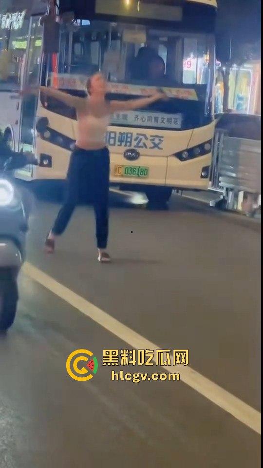 桂林阳朔一女子大马路上失恋大吼！公交车都不敢过，真把自己当西街美景展示了？-7