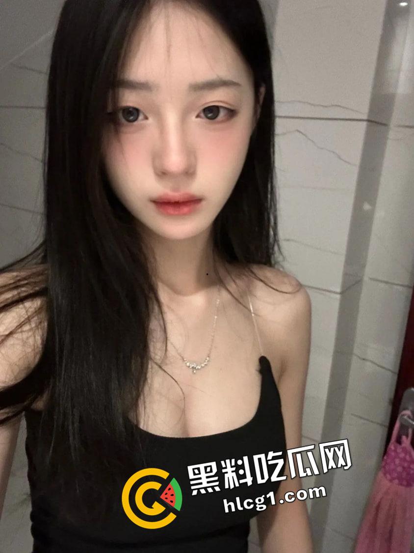 抖音网红【灌汤饱饱】大学生反差婊  阿黑颜露胸抠逼 榜一大哥付费福利流出-7