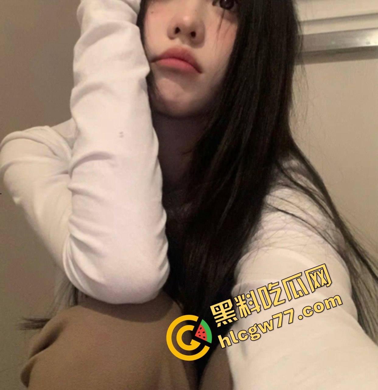 四川财大清纯女神『李嫣』白天是软萌学妹，深夜却在酒店给金主跪舔口交，拍照是人设张腿才是真相-15