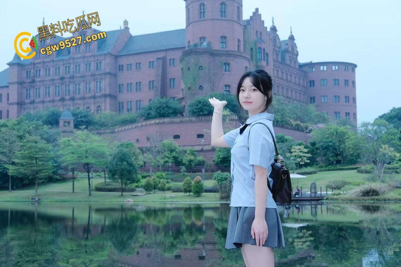 云南大学清纯学妹【谢芝灵】，被男友疯狂调教，酷爱口交沉迷榨精，眼神拉丝表情无比淫荡 !-1