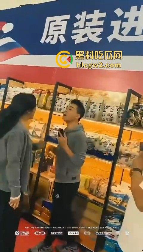 福建展会打假博主直接被商户群殴！摄影师惨成出气筒，头破血流真就惹了谁都不好过！-5