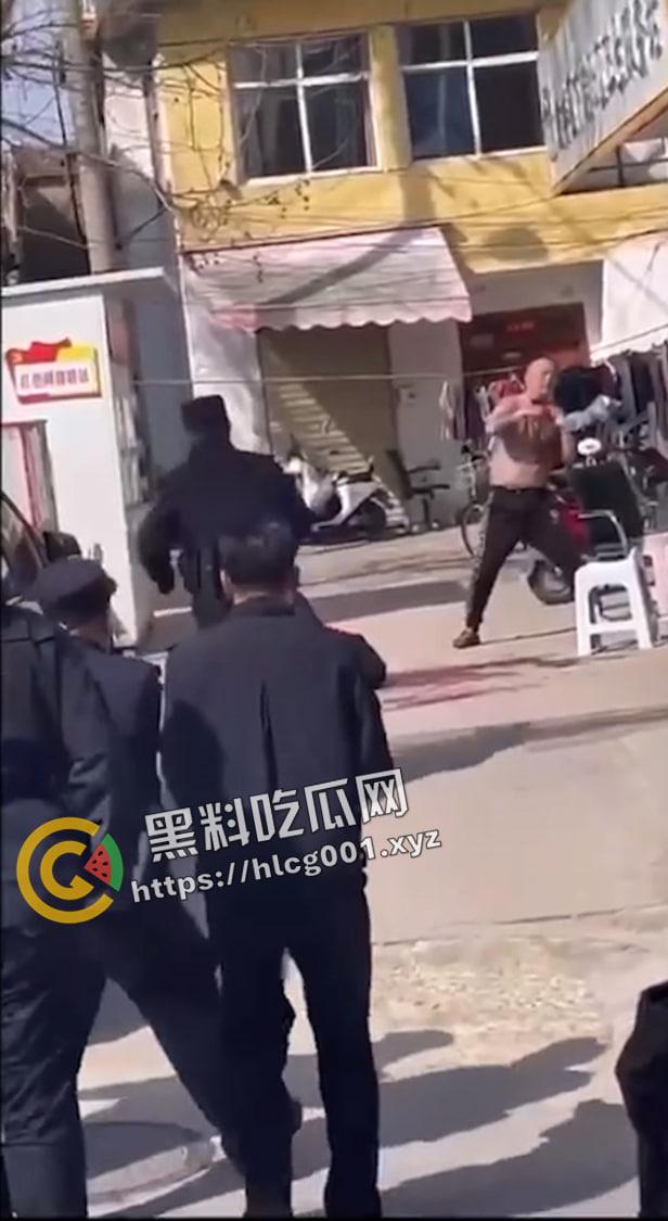 徐州鼓楼男子砍死三个人后当场自尽  对着自己脖子疯狂割 这是真的狠人 现场血腥画面流出-4