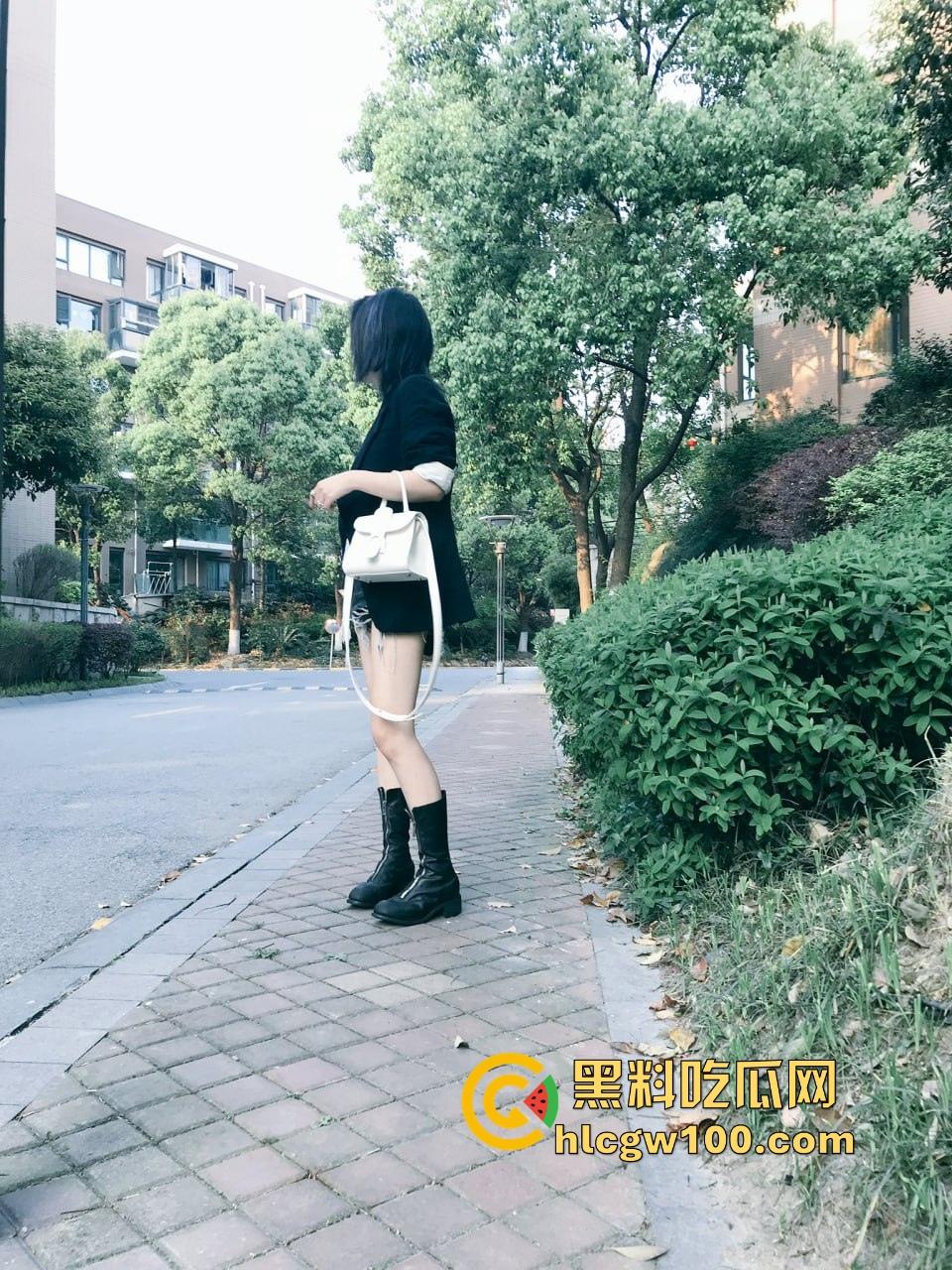 东航空姐女神【凌悦】穷人眼里的高冷女神，富人胯下的精盆母狗，丝袜美腿任人玩弄，有钱就能内射到爽！-1