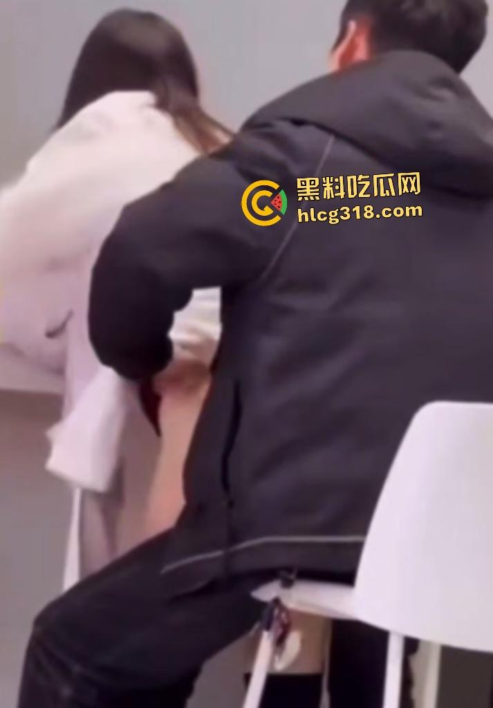 饥渴男女在大厅高凳上做爱,大衣掩盖半脱丝袜直接女上位,旁人大爷刷手机浑然不觉!-7