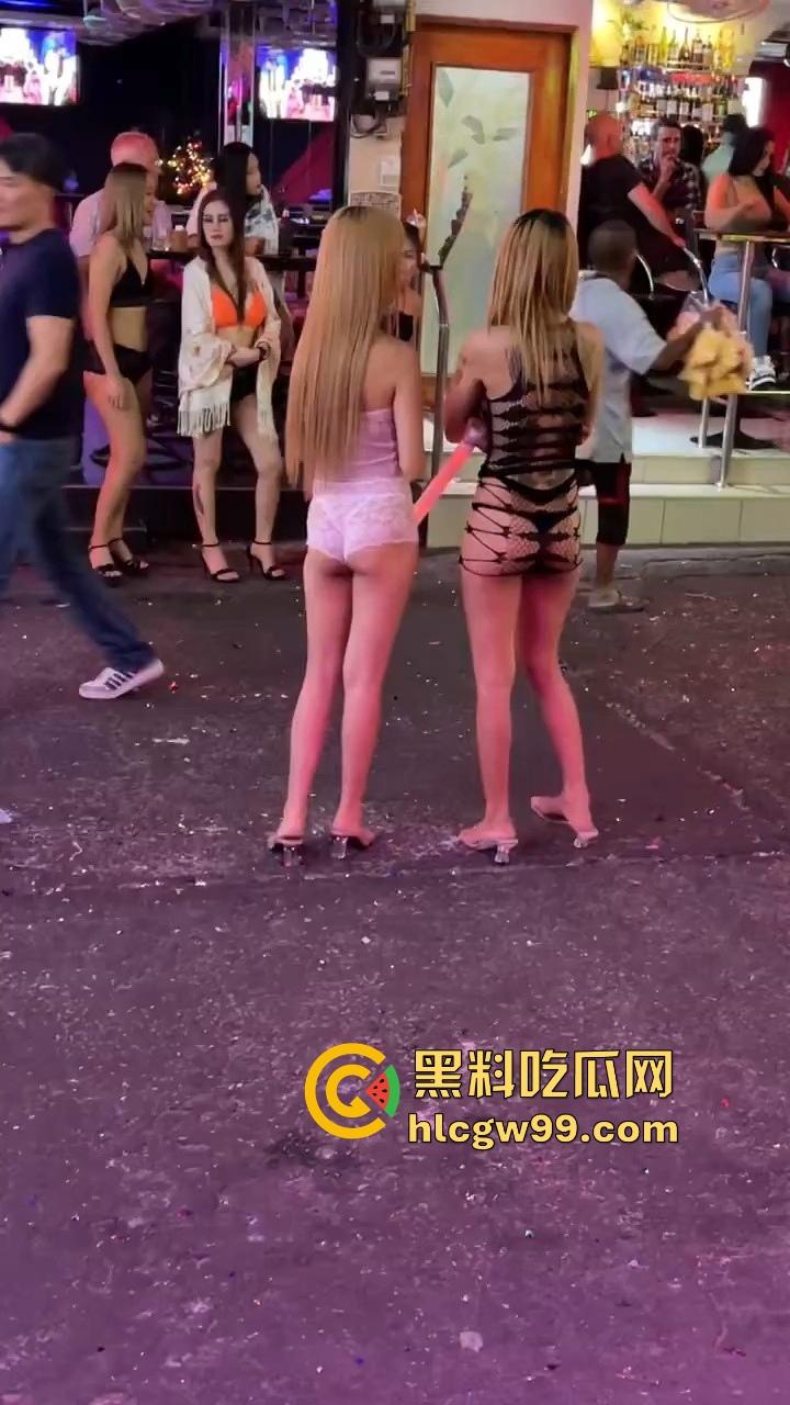 泰国红灯区的美女都快饿死了？少了国人宠爱，只能天天吃洋屌，一点中餐吃不到，摸下面看GG还是MM直接验货！-5