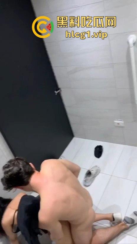 酒吧男带学生妹进残障厕所激情上演！被拔墙全程偷拍，小伙干得凶猛，舔完润滑才开始！-9