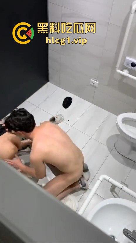 酒吧男带学生妹进残障厕所激情上演！被拔墙全程偷拍，小伙干得凶猛，舔完润滑才开始！-10