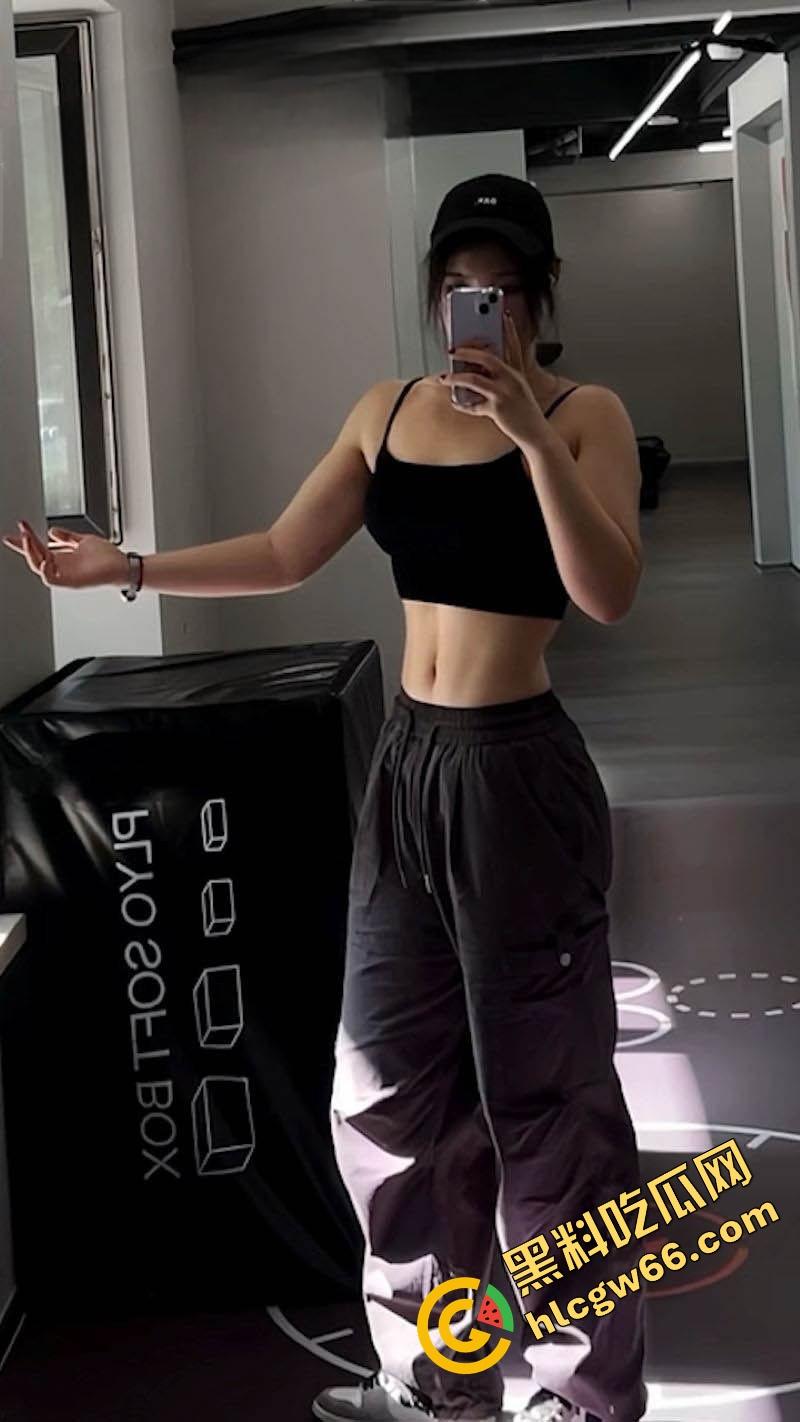 南京情趣店老板娘【王明睿】啪啪视频流出，情趣老板娘边试内衣边撩鸡巴，被后入爆操扇臀抽插爽到浪叫！-5