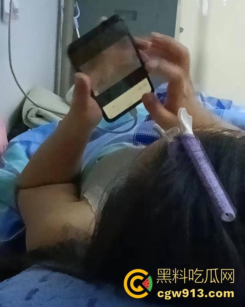 女生宿舍偷拍室友发骚，被窝里自拍小穴给网友，看来是憋坏了啊，果然表面再清纯，私下也是骚逼！-3