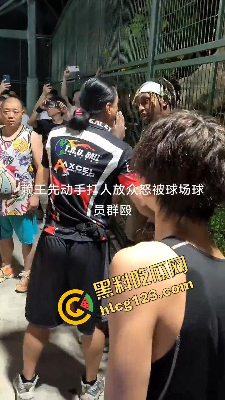 上海徐家汇公园黑人打球后动手推搡，遭中国人围堵群殴，高喊滚出中国地盘-1