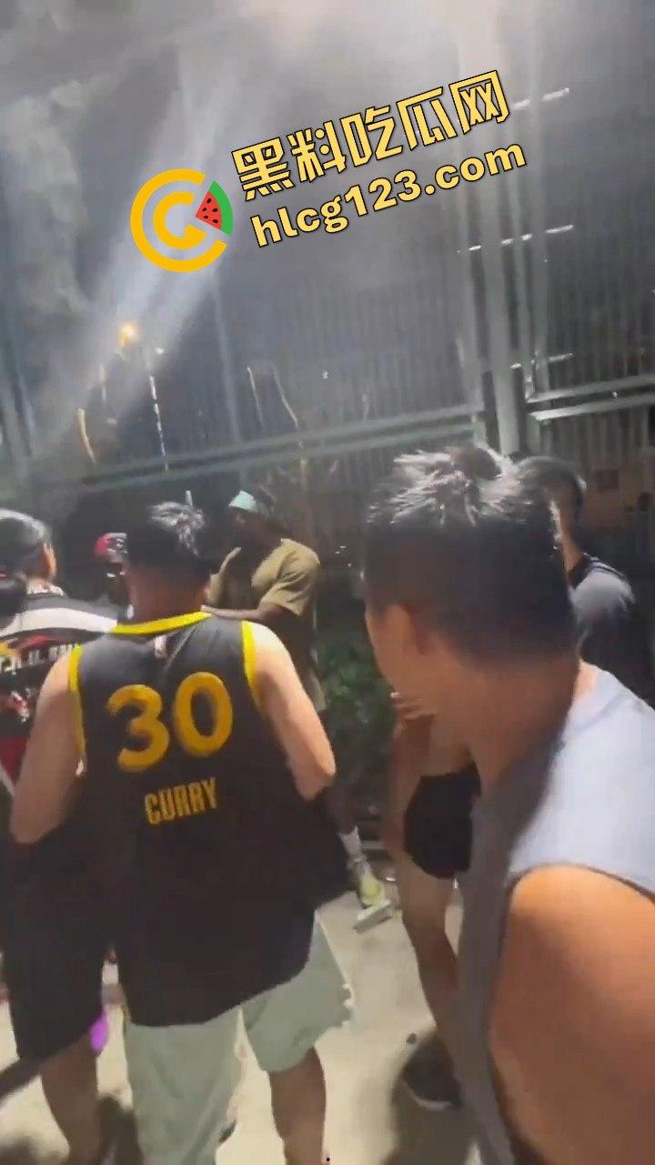 上海徐家汇公园黑人打球后动手推搡，遭中国人围堵群殴，高喊滚出中国地盘-10