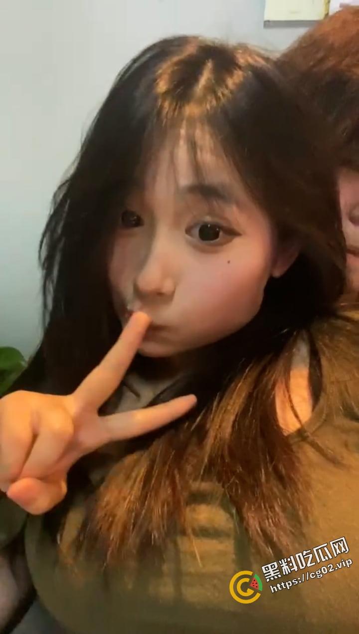 男生造女生黄谣 反被勾引到酒店戏耍 一开门 满屋子的纹身扣脚大汉 围着他暴打羞辱-16