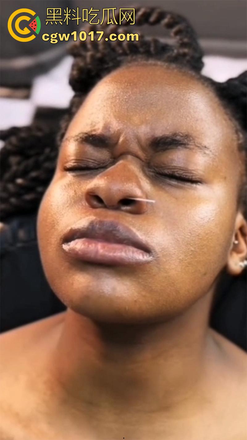 黑人女孩沉浸式穿刺，给鼻子打孔穿鼻环，这玩意不是牛才打的么，黑人竟然也好这口，难道是个小母牛？-3