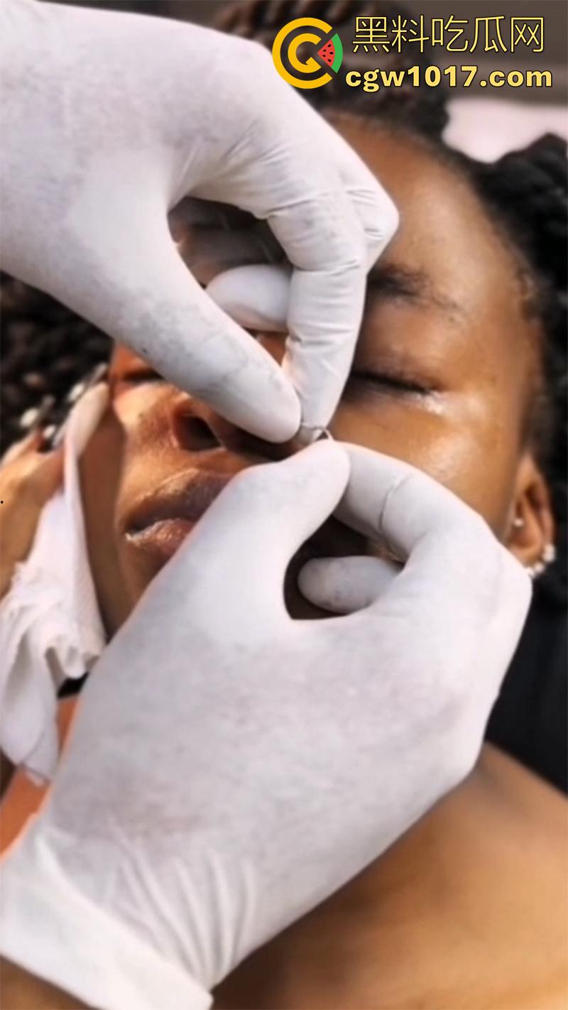 黑人女孩沉浸式穿刺，给鼻子打孔穿鼻环，这玩意不是牛才打的么，黑人竟然也好这口，难道是个小母牛？-5