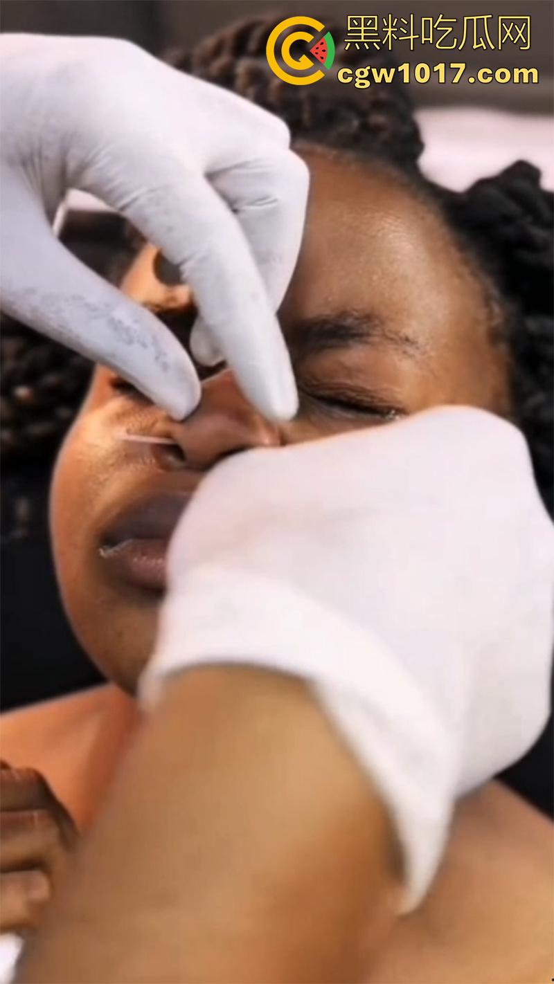 黑人女孩沉浸式穿刺，给鼻子打孔穿鼻环，这玩意不是牛才打的么，黑人竟然也好这口，难道是个小母牛？-6