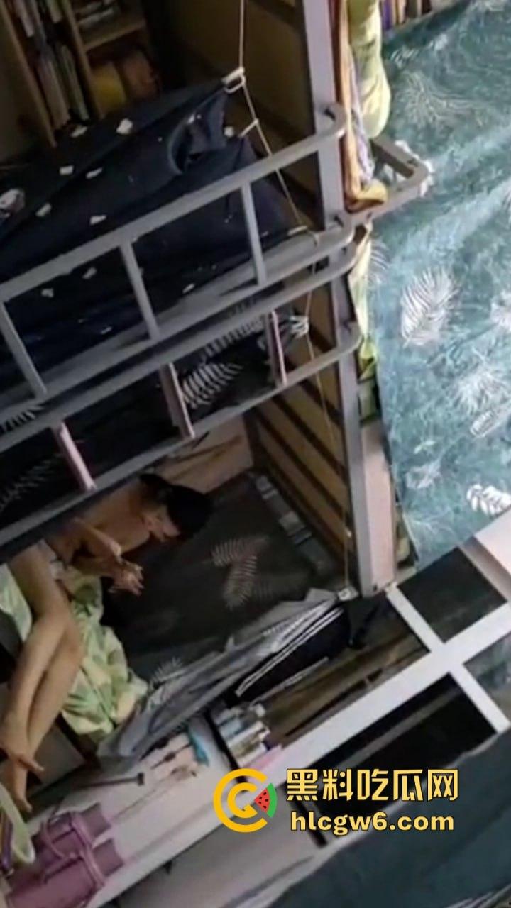 妹子还不起高利贷 被逼直播偷拍室友换衣服抵债!心里很矛盾 表示一天也不想坚持了!-1