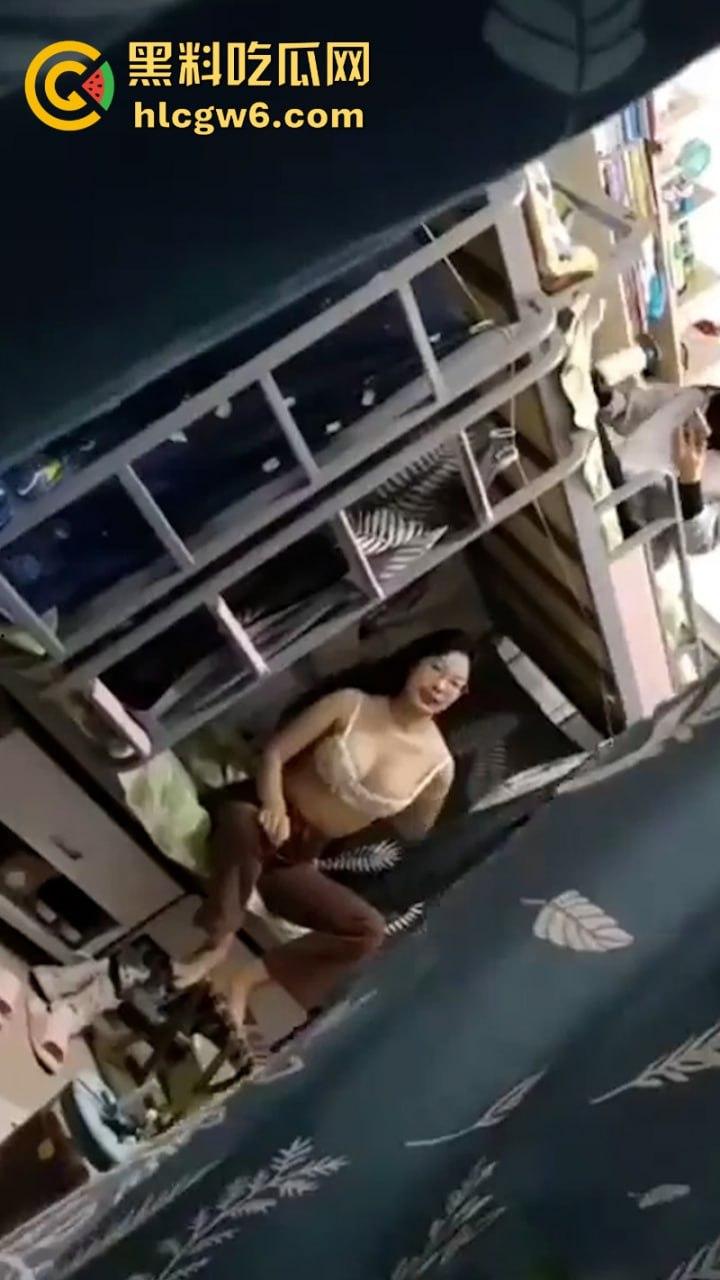 妹子还不起高利贷 被逼直播偷拍室友换衣服抵债!心里很矛盾 表示一天也不想坚持了!-2