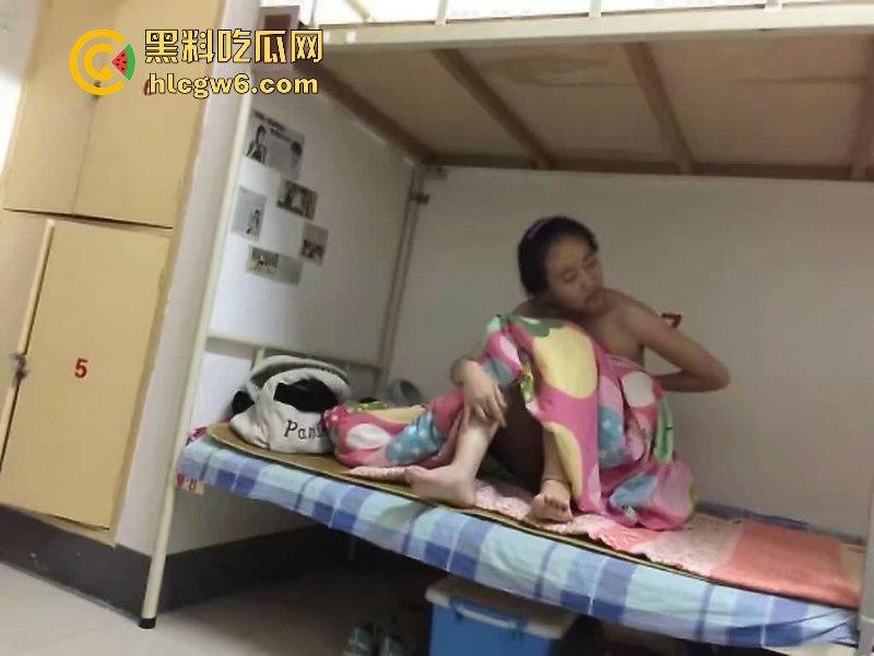 妹子还不起高利贷 被逼直播偷拍室友换衣服抵债!心里很矛盾 表示一天也不想坚持了!-3