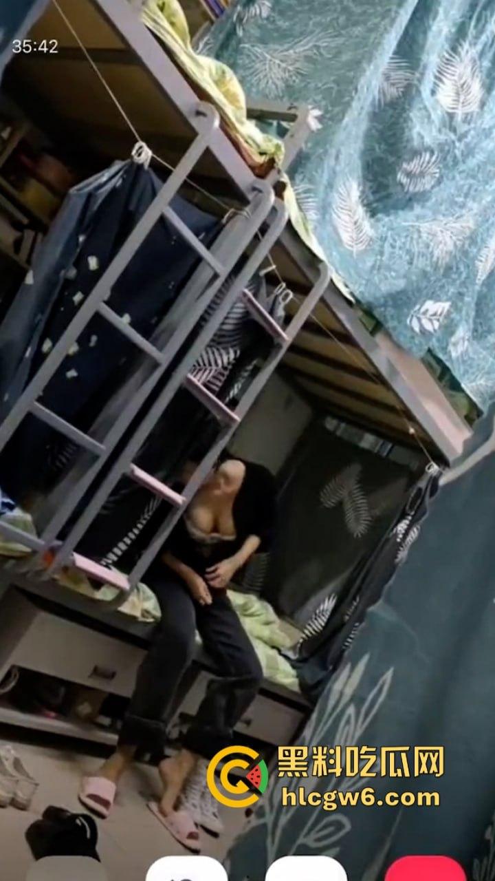 妹子还不起高利贷 被逼直播偷拍室友换衣服抵债!心里很矛盾 表示一天也不想坚持了!-5